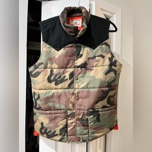 Birdwell Beach Britches camo low puff vest - Men’s Medium.